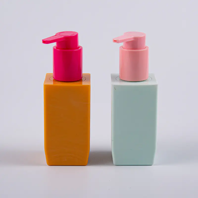 Pelbagai Warna Pilihan Bentuk Persegi 50ml Botol Losyen Dinding Tebal PETG Dengan Pam Plastik 