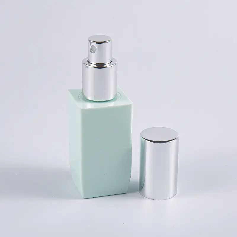 Pelbagai Warna Pilihan Bentuk Persegi 50ml Botol Losyen Dinding Tebal PETG Dengan Penutup Pam Aluminium 